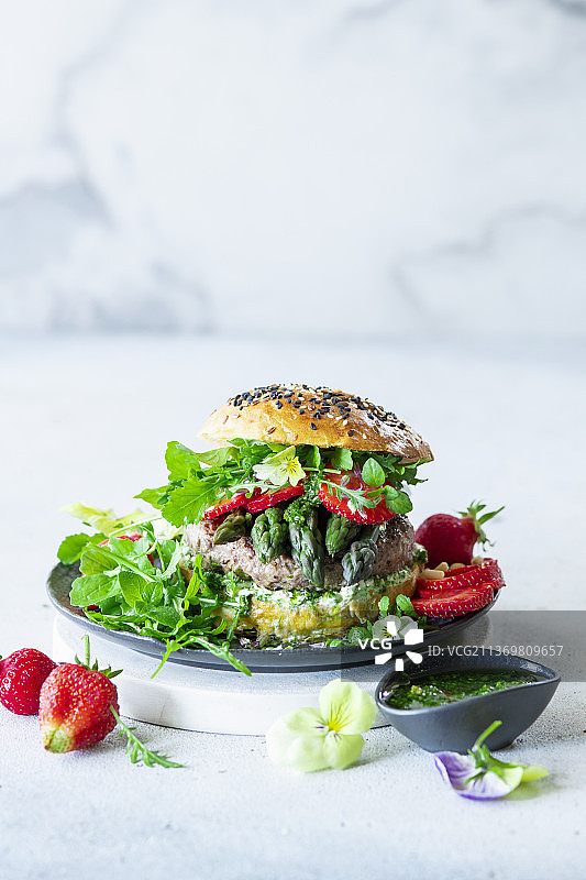 芦笋牛肉草莓汉堡图片素材