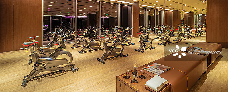 健身房动感单车图片素材
