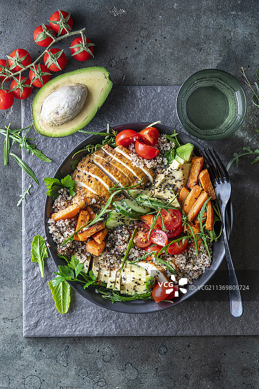 藜麦沙拉配烤红薯、鸡胸肉、牛油果和樱桃番茄图片素材