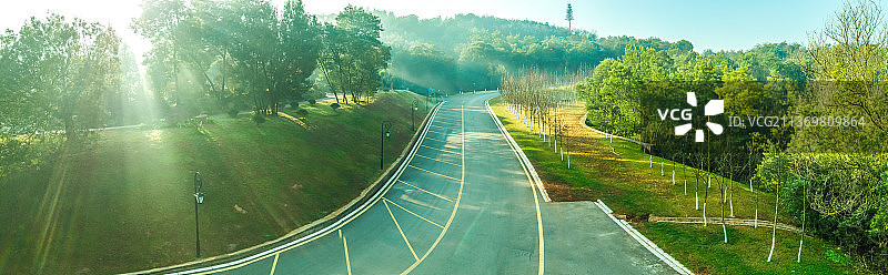 阳光照射下的公路图片素材