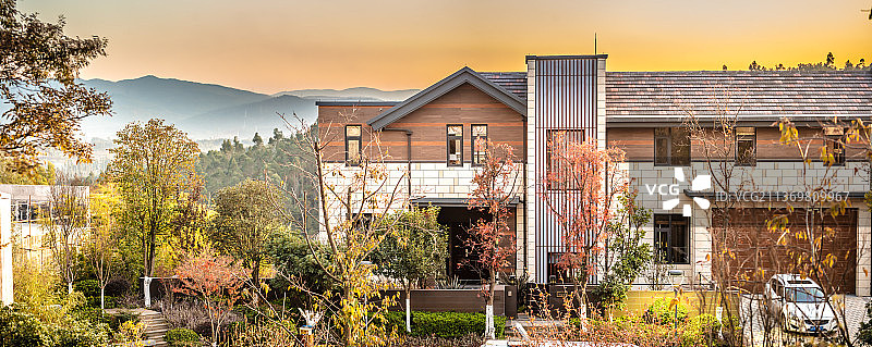 清晨薄雾中的别墅图片素材