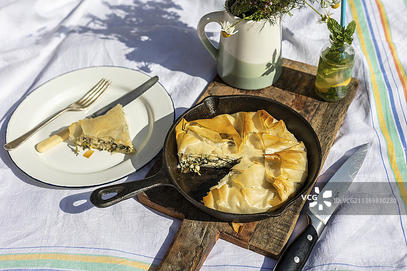 豆瓣菜和羊奶酪千层饼图片素材