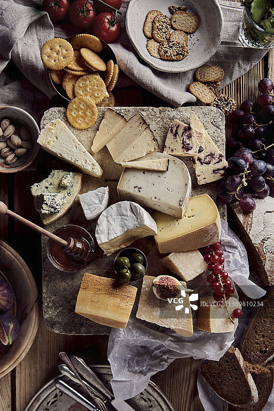 奶酪、薰衣草山羊高达奶酪和蓝纹奶酪静物摄影图片素材