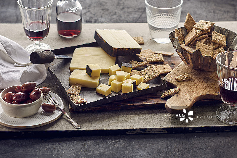 奶酪配迷迭香饼干、橄榄和红酒图片素材