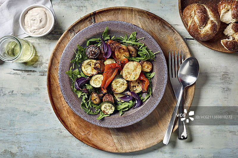 烤蔬菜酸奶油芝麻菜沙拉图片素材