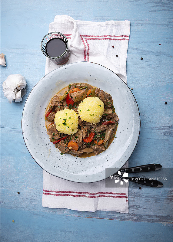 土豆饺子配纯素大豆炖牛肉图片素材