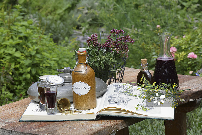自制白夏至草疗法（缓解疼痛和肠胃问题）图片素材