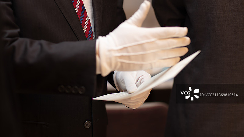 酒店服务生手部特写图片素材