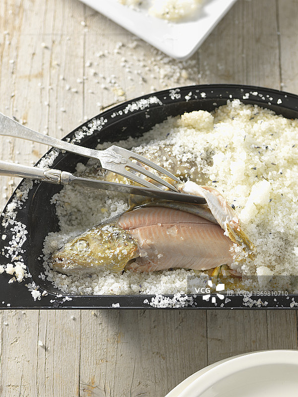 盐焗鳟鱼图片素材