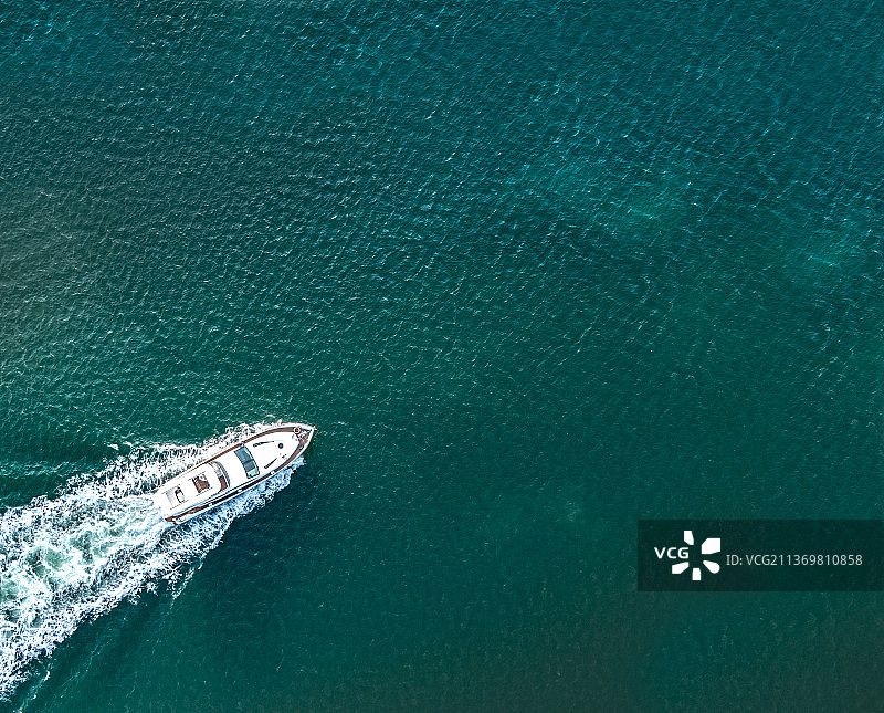 天津海边观光游艇图片素材