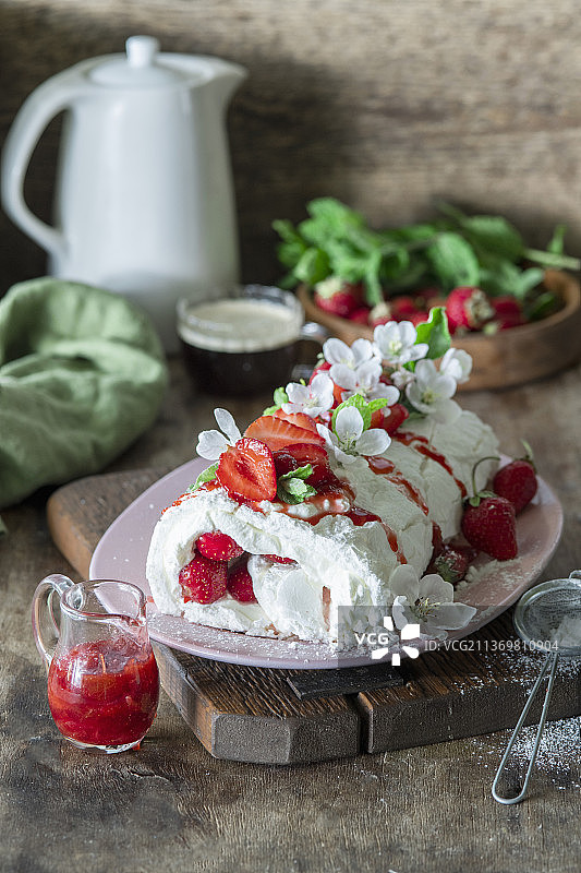 草莓蛋白酥卷图片素材