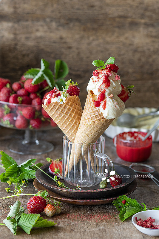 草莓酱冰淇淋甜筒图片素材