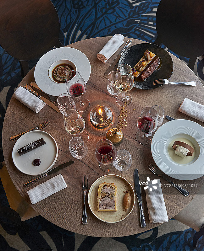 美食家餐桌布置图片素材