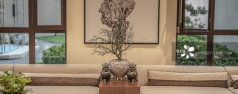 样板间客厅干枝盆栽图片素材