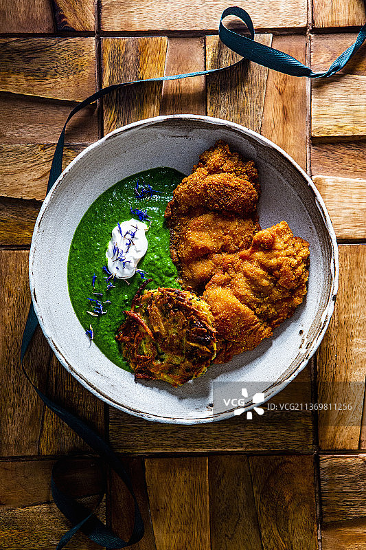 炸鸡排配菠菜土豆-西葫芦饼图片素材