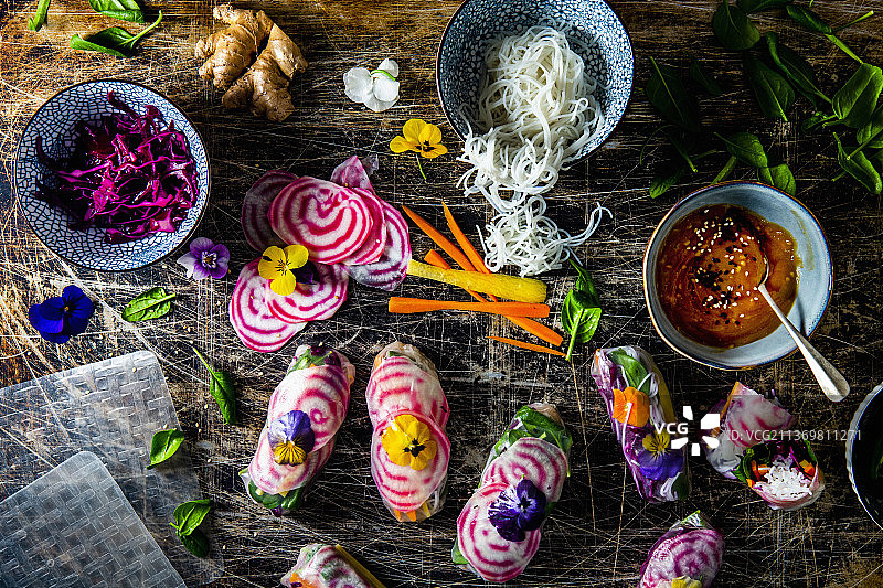 冬季卷饼配越橘和脆花生蘸酱图片素材