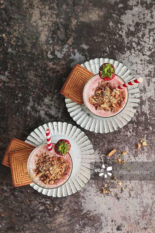 草莓和饼干酸奶冰沙图片素材