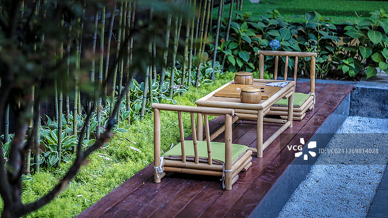 别墅庭院内的棋盘图片素材