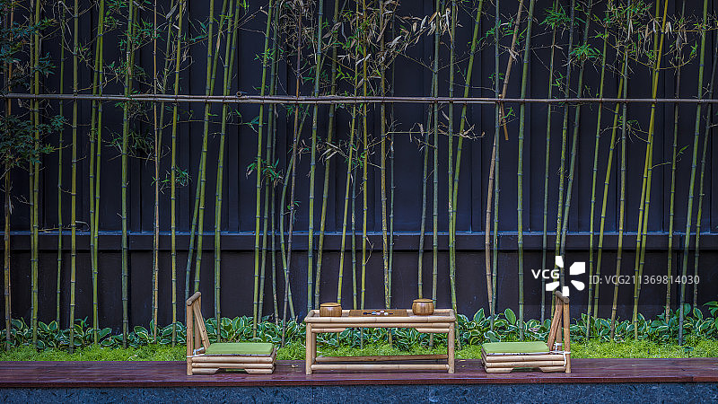 别墅庭院内的棋盘图片素材