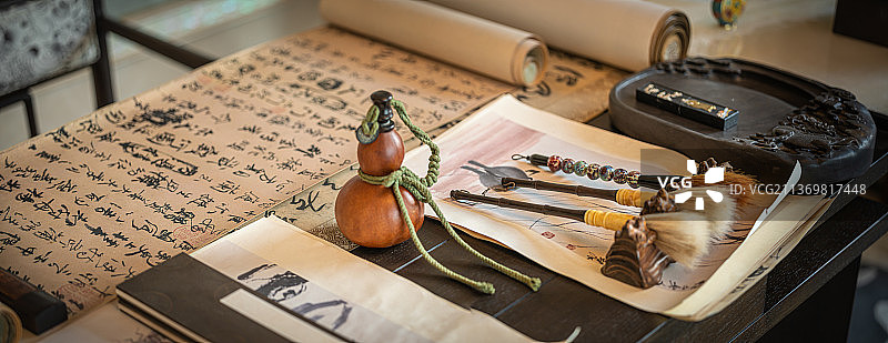 书桌上的笔墨纸砚图片素材