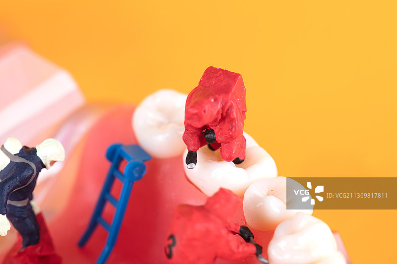 专业的微缩排查人员在检查口腔牙齿图片素材