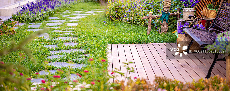 别墅庭院花园里的长椅图片素材