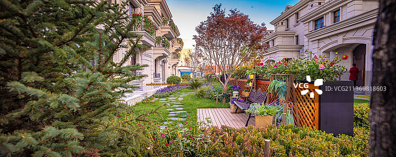 别墅庭院花园里的长椅图片素材