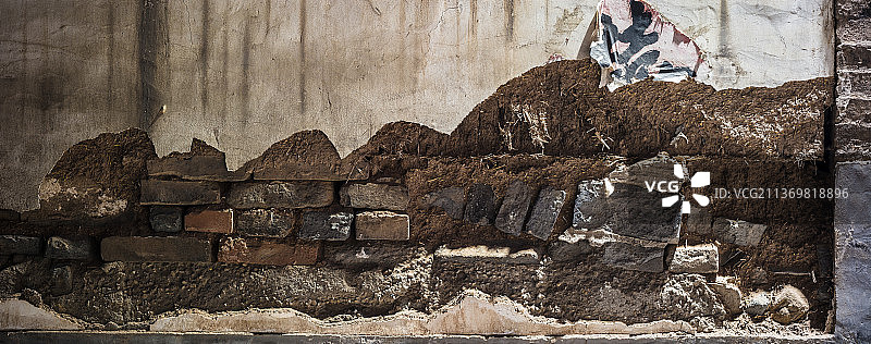 破旧的砖墙墙根图片素材