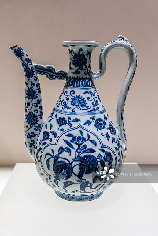 明宣德青花蔬果纹执壶图片素材