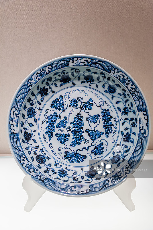 明永乐青花海水葡萄纹盘图片素材