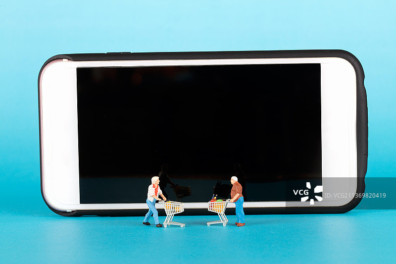 手机和购物者微缩模型喻意网购图片素材