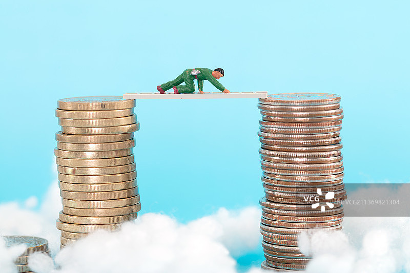 从欧元上爬去美元上的微缩人偶图片素材