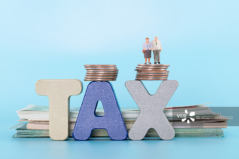 和老人相关的税务问题微缩场景图片素材