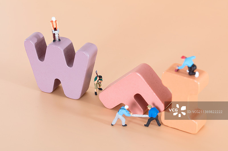 英文字母组成的WIFI符号和各种维修的工人图片素材