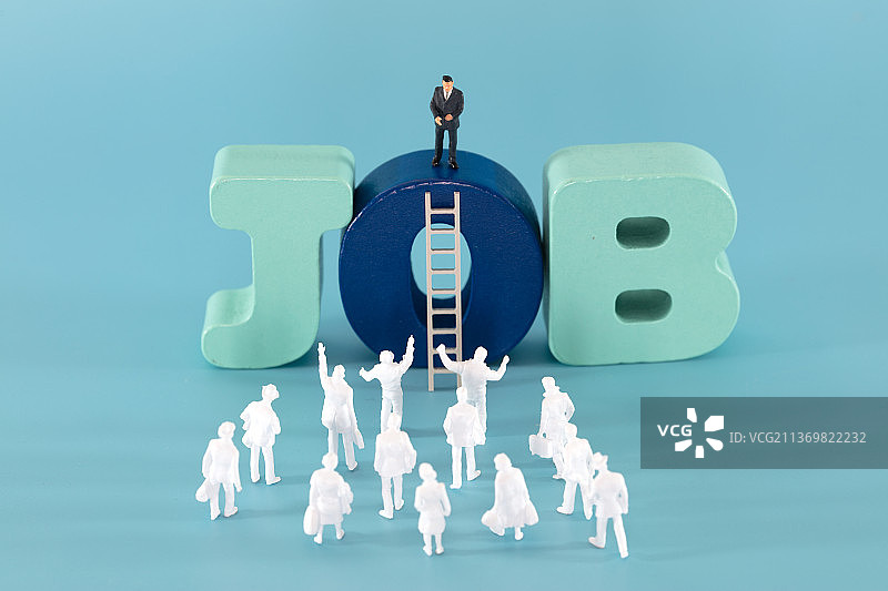 一群人在抢夺一个岗位图片素材