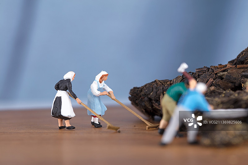 砧板上分割收拾黑砖茶的微缩场景图片素材