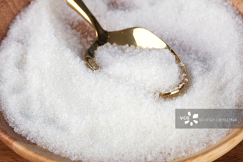 盘子里的白糖和一个勺子图片素材