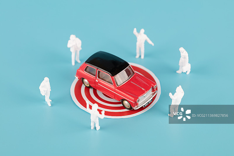 一群白模人偶围绕着一辆汽车图片素材