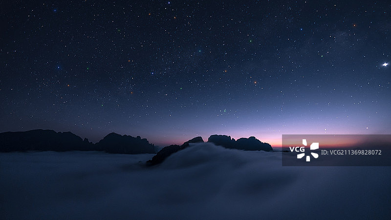 夜空映衬云海图片素材