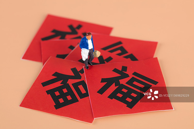 站在红色福字春联上的男士人偶图片素材