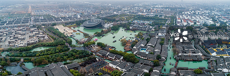 浙江省嘉兴市桐乡江南水乡乌镇风景区和乌镇大戏院全景航拍图片素材