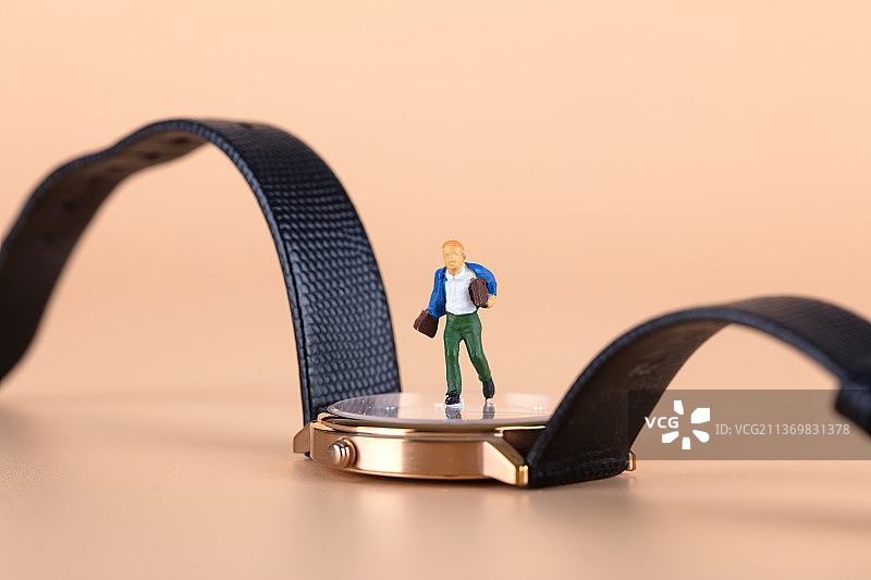 奔跑的人偶模型在手表上图片素材