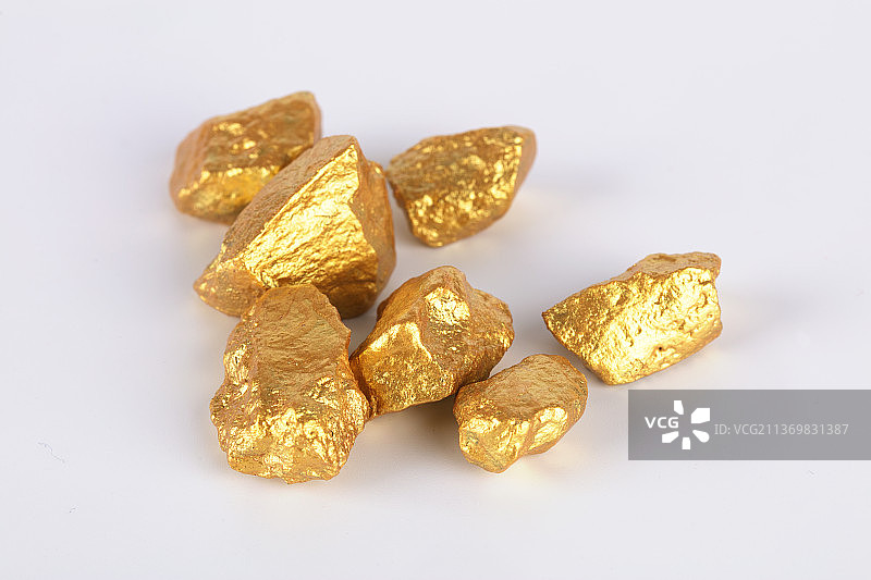 白背景上散落的碎金块图片素材