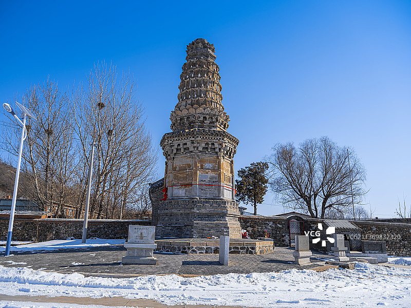 辽宁省锦州市凌海市，千年契丹班吉塔雪景图片素材