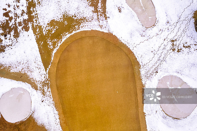 白雪覆盖的高尔夫球场局部图片素材