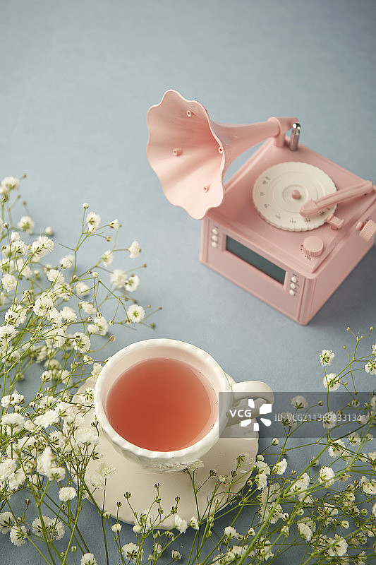 茶杯、留声机和鲜花，灰色背景图片素材