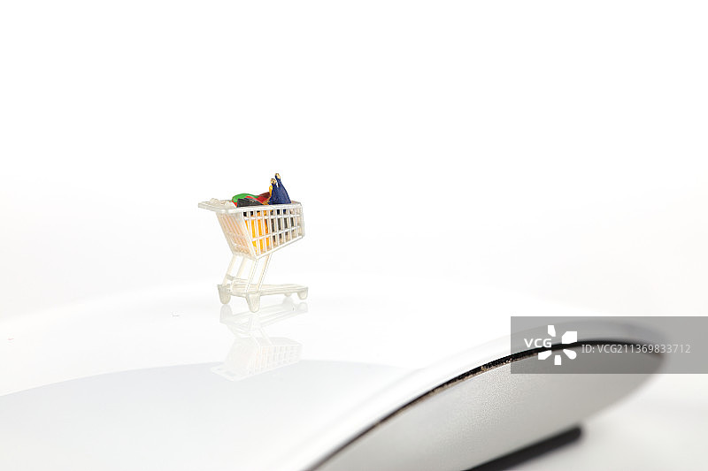 白色无线鼠标和购物车图片素材