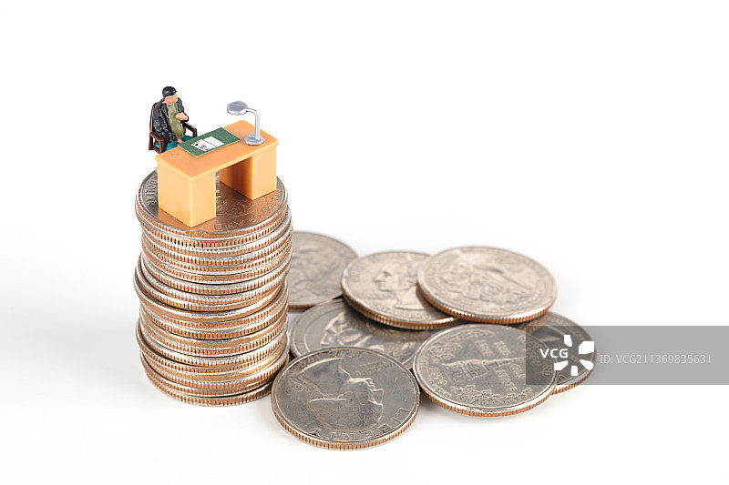 一摞硬币上等待招聘的老板图片素材