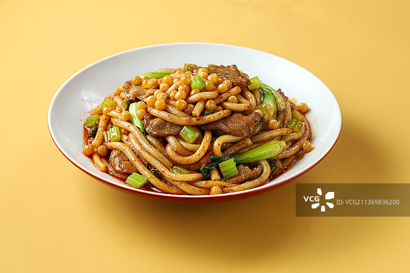 放在黄色背景上的新疆炒米粉图片素材