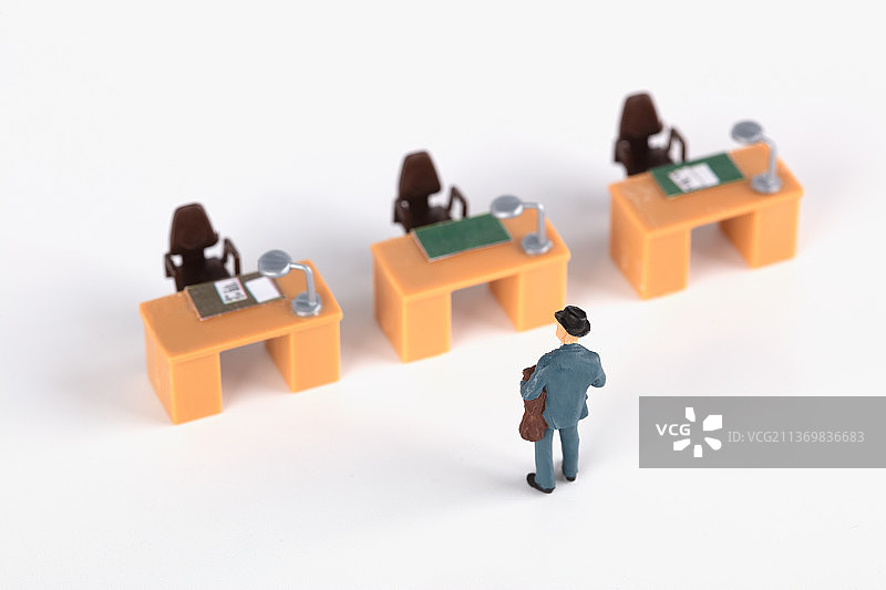 求职者在面临三种不同的工作选择图片素材